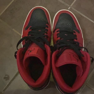 Hej jag säljer Jordan 1 - Har köpt dom för fem månader sen använts 3 gånger 
