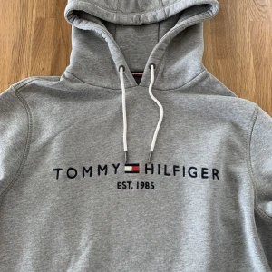 Tommy Hilfiger Hoodie  - Den är XL men fungerar bättre som L