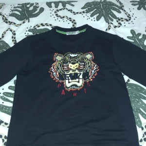 Kenzo tröja - Säljer denna tröja för 500kr. Använd i ungefär 3 månader. 8/10 skicka. Storlek S men passar M också. Inga skador elr hål på den.