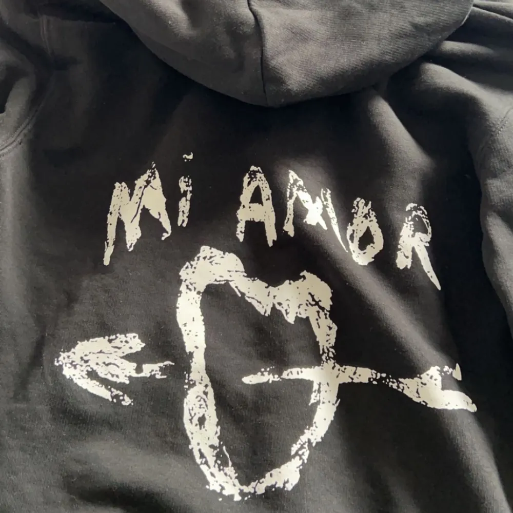 Säljer nu min supersnygga mi amor hoodie från mira paris. Endast använd ett fåtal gånger och är i nyskick! 💞. Hoodies.