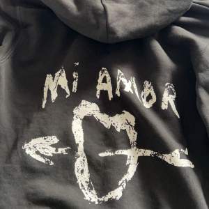 Säljer nu min supersnygga mi amor hoodie från mira paris. Endast använd ett fåtal gånger och är i nyskick! 💞