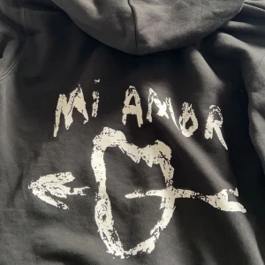 Mira paris hoodie - Säljer nu min supersnygga mi amor hoodie från mira paris. Endast använd ett fåtal gånger och är i nyskick! 💞