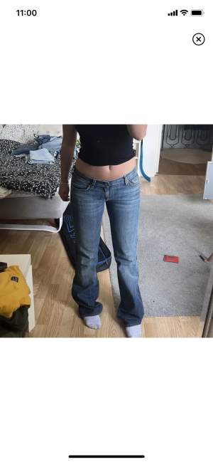 Jättesnygga lågmidjade bootcut jeans som jag säljer för att dom är förstora, priset kan diskuteras