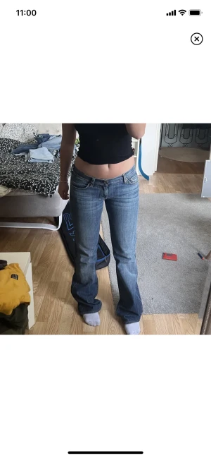 Lågmidjade jeans - Jättesnygga lågmidjade bootcut jeans som jag säljer för att dom är förstora, priset kan diskuteras