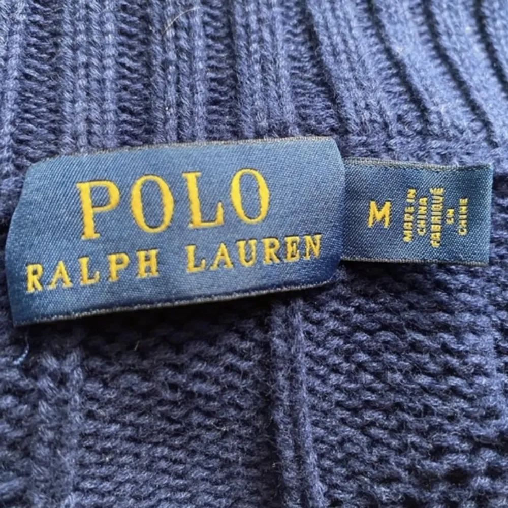 Tjena! Hjälper morsan att sälja sin kabelstickade Ralph lauren polokrage zip-tröja!😀 Storleken är M Skriv i meddelanden för mer info om det behövs!😀. Stickat.