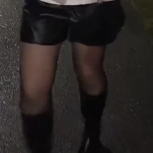 Skinnshorts  - svarta skinnshorts/ ”shorts med läderimitation” från Gina tricot! Snygga men för stora för mig. Skulle säga att den passar en M - L beroende på hur man vill ha dem! Endast använda 1 gång! Halloween😋 🙌🏻💓250+frakt!