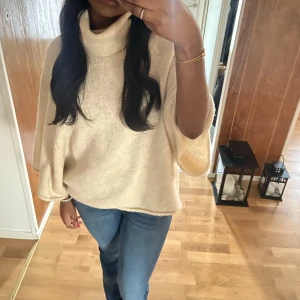 Trekvartärmad stickad tröja  - Säljer en jätte fin stickad tröja som inte kommit till användning. Trekvartärmad som gör den extra snygg!! 