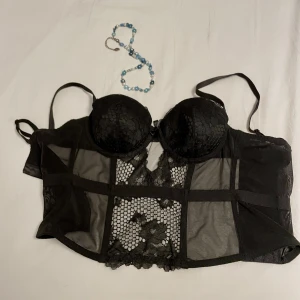 Korsettopp  - Ikonisk vintage korsettopp från H&M i storlek 36/ ungefär 70B.  Tre olika lägen att spänna i ryggen, se bild 3!  