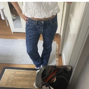 Ormbyxor - Jättesnygga jeans med ormmönster, från weekday! Passar storlek 34-36 typ! Aldrig använda utan bara testade