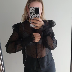 Genomslinlog blus - Svart genomskinlig blus från na-kd med volanger och söta detaljer. 💗  Storlek 34