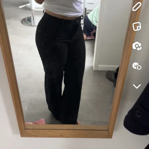 Kostymbyxor  - Säljer mina svarta kostymbyxor från bershka, jättefina och sköna💕