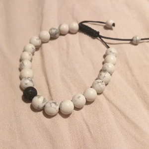 Pärlarmband  - Tja säljer ett armband går att ställa in