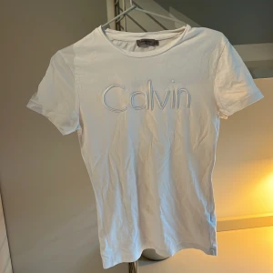 Vit Calvin Klein tröja  - Fin men använder inte 