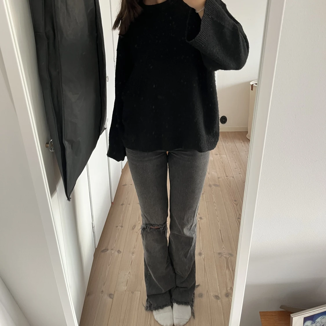 GRÅA BOOTCUT JEANS MED HÅL