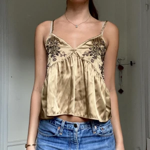 Glansig topp zara - Glansig topp från zara. Prislapp kvar. Säljer för samma pris jag köpte den för