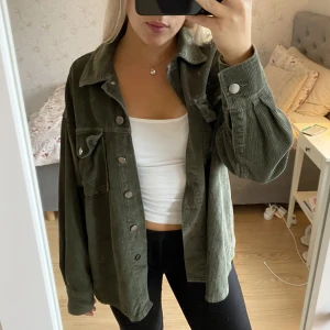 Skjortjacka  - Grön skjortjacka i Manchester från Gina Tricot. Storlek S, sitter oversized🫶🏼 Mycket fint skick 🤍