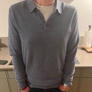 John Henric piké - Stickad John Henric långärmad piké  i merinoull. Nästantill oanvänd. Storlek M funkar även om du bär S! Tveka inte på att höra av dig om du har frågor