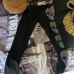 Idrottsbyxor  - Snygga tights men ha svarta något under för dom är genomskinliga