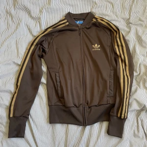 Adidas kofta - Adidas kofta i så härlig unik färg, i perfekt skick. Står storlek 38 men skulle mer säga att den sitter som en S (jag bär oftast xs) köp sker via ”köp nu”