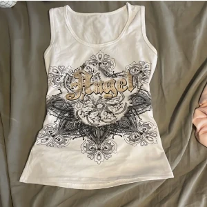 Y2k topp - Snygg Y2k topp som det står angel på. Köpte den på plick men tyckte inte om den hur sen satt på mig