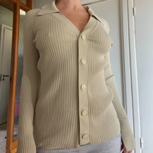 ljusgrön topp - Säljer denna snygga ljusgröna topp från Arket! nästintill oanvänd💚