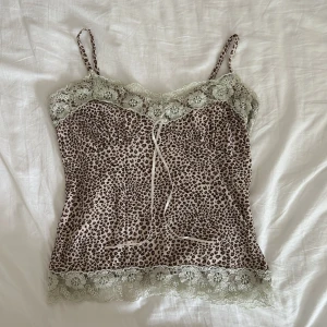 cami top - leopardmönstrad cami top med blå spets köpt secondhand 