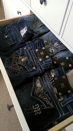 Jeans med detaljer - Hej!! SÖKER jeans med detaljer för rimligt pris. Kan vara på fickorna, färgade sömmar mm. Alla modeller är intressanta förutom skinny. Letar efter midjemått 70-80 och innerbensmått 78+. Skriv gärna om du har!!