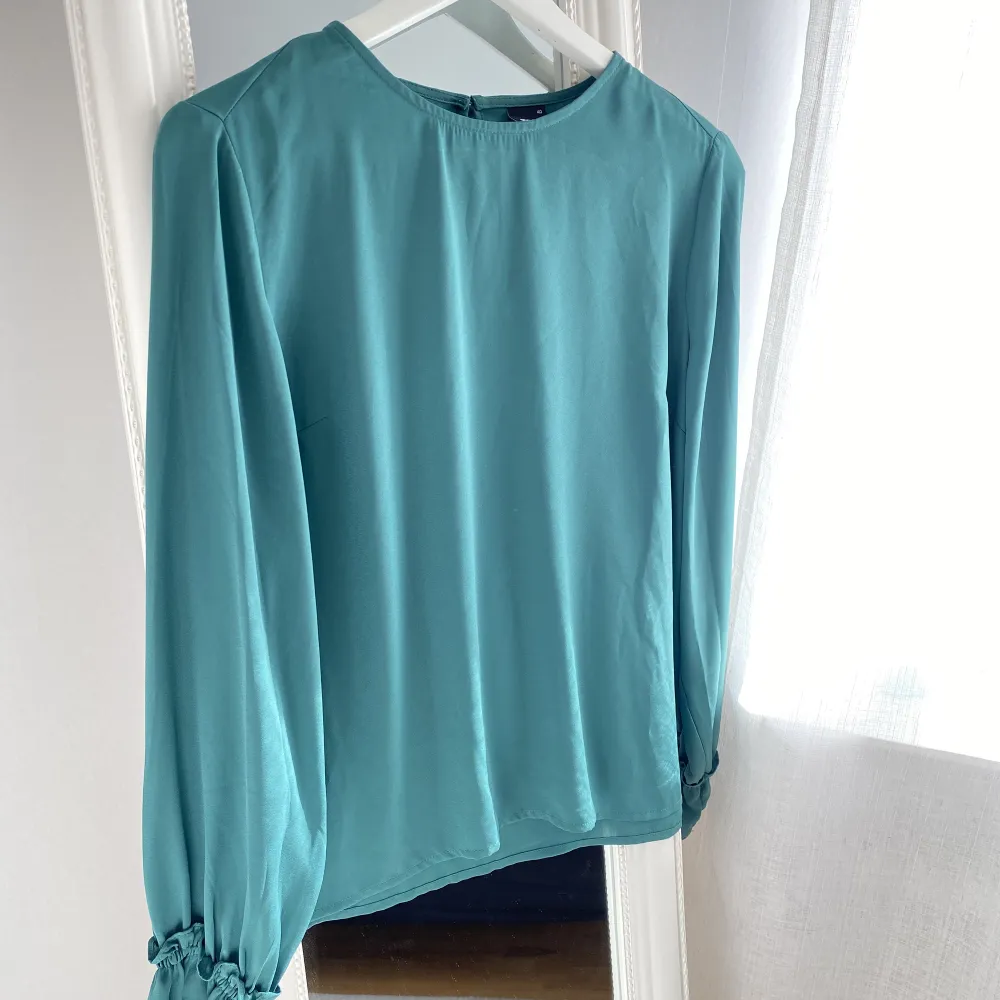 Jättefin blus från Gina tricot i bra skick! Den är mer klargrön i verkligen, var svårt att få fram rätt färg på bilden!💚. Blusar.