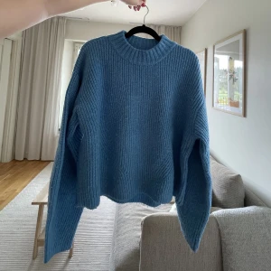 Blå stickad tröja - Stickad tröja från H&M som är i en fantastisk blå färg! Passar till exakt allt! Säljer pga har en liknande 🥰🦋