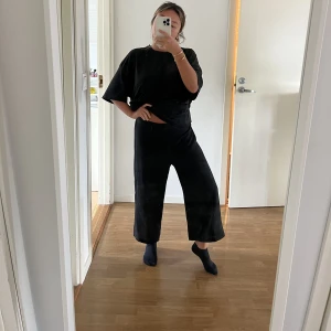 Svarta byxor - Sjukt sköna byxor i polyester, skick helt okej 