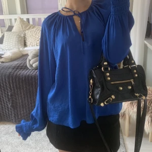 Blå blus  - Världens finaste blå blus, går att ha på olika sätt. Oanvänd 