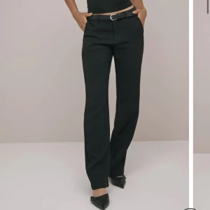 Low Waist Straight Leg Pants  - Jätte fina kostymbyxor från Nelly! Inte använda mycket, i väldigt bra skick😊 pris kan diskuteras! 