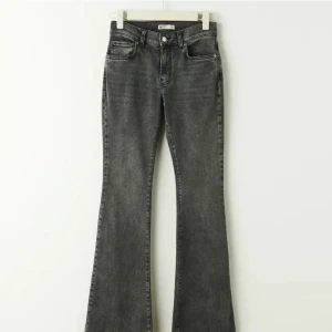 Low Waits jeans - Säljer mina low waist bootcut jeans i storlek 32 från Gina då de inte längre kommer till användning. Köpte de för 500kr men säljer för 200kr. Bilderna är lånade❤️
