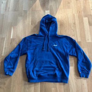 Blå LEVI’S hoodie relaxed fit - Säljer nu min blåa LEVI’S hoodie för jag inte använder den längre, bara tar plats i garderoben, storlek M och sitter relaxed. Nyskick och sitter skönt.