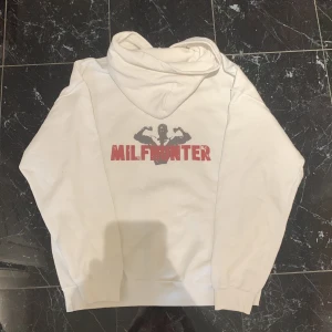 Milfhunter hoodie - Tjenare säljer nu min milfhunter hoodie då jag bara använt den 3 gånger och såg det mer som en rolig grej att äga en! Obs! Snörren saknas skulle tvätta av de någon gång och så lyckades jag på något vänster tappa bort de!