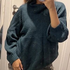 Monki stickat tröja  - Stickat tröja ifrån monki i grön färg i storlek S 