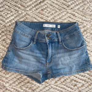 Shorts lowwaist - Nyskick💥 Lågmidjade shorts från Subdued. 