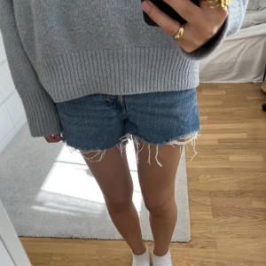 Jeansshorts - Säljer dessa jeansshortsen med coola slitningar💕priset går att diskutera💗
