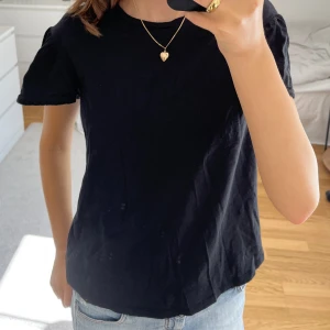 Svart T-shirt med volang-ärm  - Säljer denna svarta T-shirten med ”volang-ärm”. Priset går att diskutera💗
