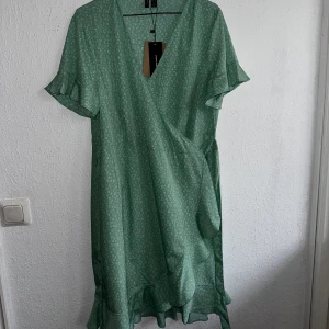 Grön omlottklänning leopardmönster - Oanvänd omlottklänning 