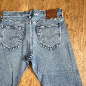 Ljusblåa levi’s 501 jeans! Säljes pga passar inte längre. Inga defekter, i nytt skick 🥰 ordinarie pris 1100, säljer för 300!! Ganska små i storleken