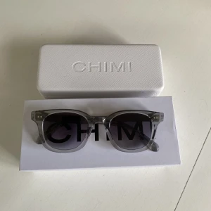 Chimi 02 Grey Nyskick - Hej! Säljer nu mina chimis jag ägt i några månader, fortfarande som nya. Box, putsduk, fodral, kvitto osv medföljer vid köp. Vid frågor eller intresse är det bara att skriva!  Mvh Oskar