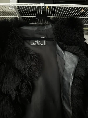 pälsväst med fickor - en pälsväst med fickor från wonafa, säljer då den bara legat i garderoben, fick den från min kusin och finns inga problem med den. är osäker på storleken men skulle sagt att den är ett M. skriv vid intresse!