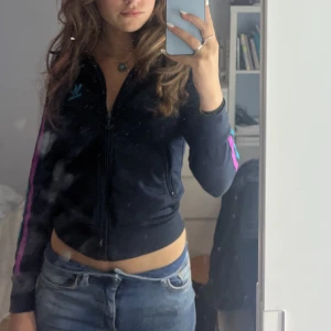 Croppad Adidas kofta  - Jätte snygg Croppad adidas kofta, skit snygg till lågmidjade jeans!!!!