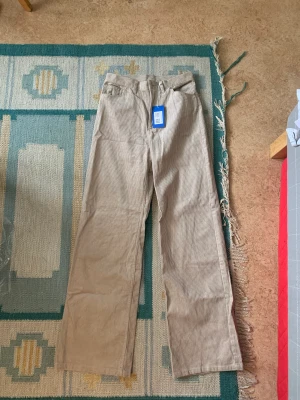 Manchester byxor - Som nya! Hela, rena och så fin gråbeige färg! Köpta på sellpy men de var tyvärr för små då jag inte har samma storlek som jag brukade ha.  Fraktar eller mötes upp i Malmö/Lund. 
