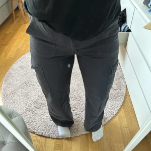 Cargopants - Säljer dessa cargo byxorna fråga zara strl 42, är som en 40🌸 säljer pga knappt använda (ca 1-2ggr). Är marinblåa🫶🏻