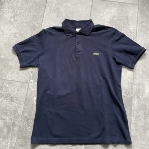 Lacoste piké - Tjenare! Jag säljer nu min nästintill helt nya Lacoste piké då den ej kom till någon användning. Skick: 9,5/10 nypris:1200 