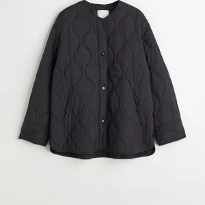 Jacka från H&M - Säljer denna jacka pågrund av att den inte kommit till användning för att den är lite för stor men tycker den är super fin.