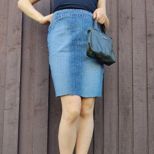 Y2k mini jeans skirt  - Jeanskjol från tidigt 2000-tal i perfekt skick 💞 rak och tight i passformen! Midjemått: 69 cm