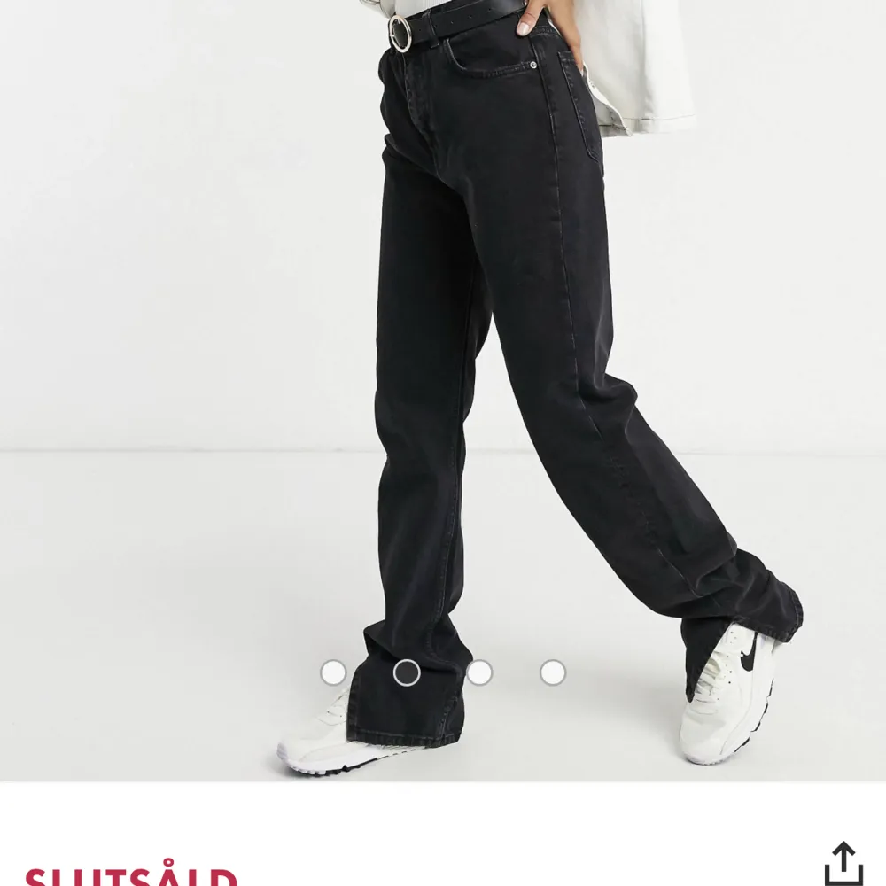 Högmidjade baggy jeans med slit ifrån pull&bear, dessa är för stora så kan tyvärr inte visa de på. Endast provade, i strl 40 men passar nog även en 42. Lite för långa på mig som är 168.⭐️. Jeans & Byxor.